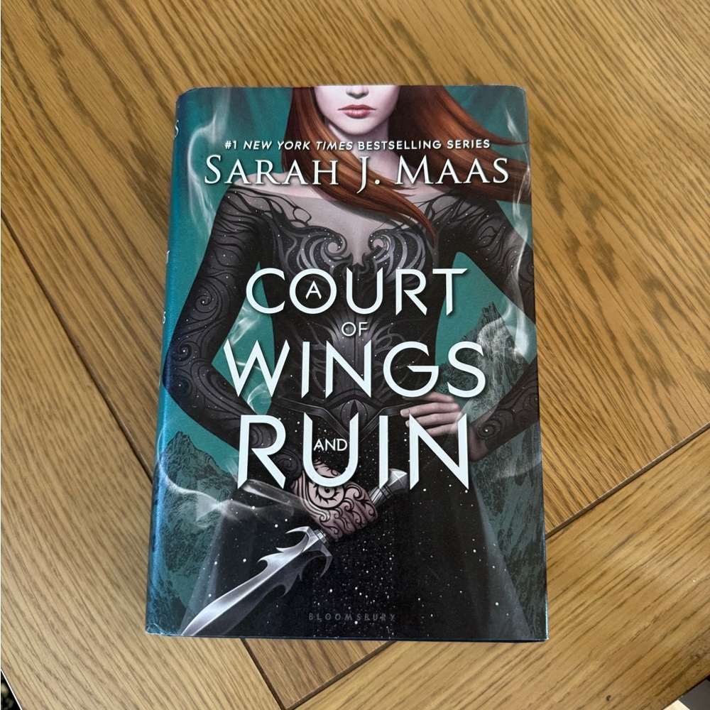 Sarah J Maas OOP A Court of Wings and Ruin